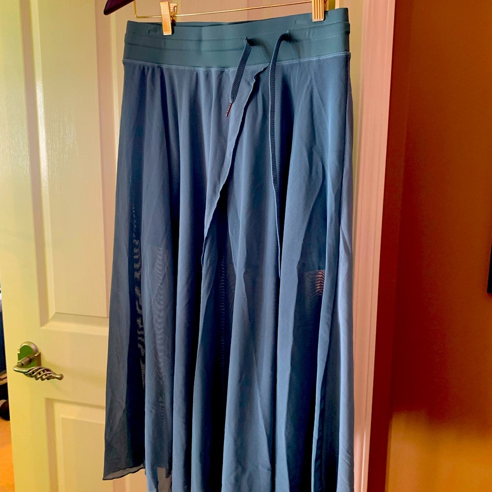 Halara size medium skirt with built in shorts. Never worn. Tags attached.